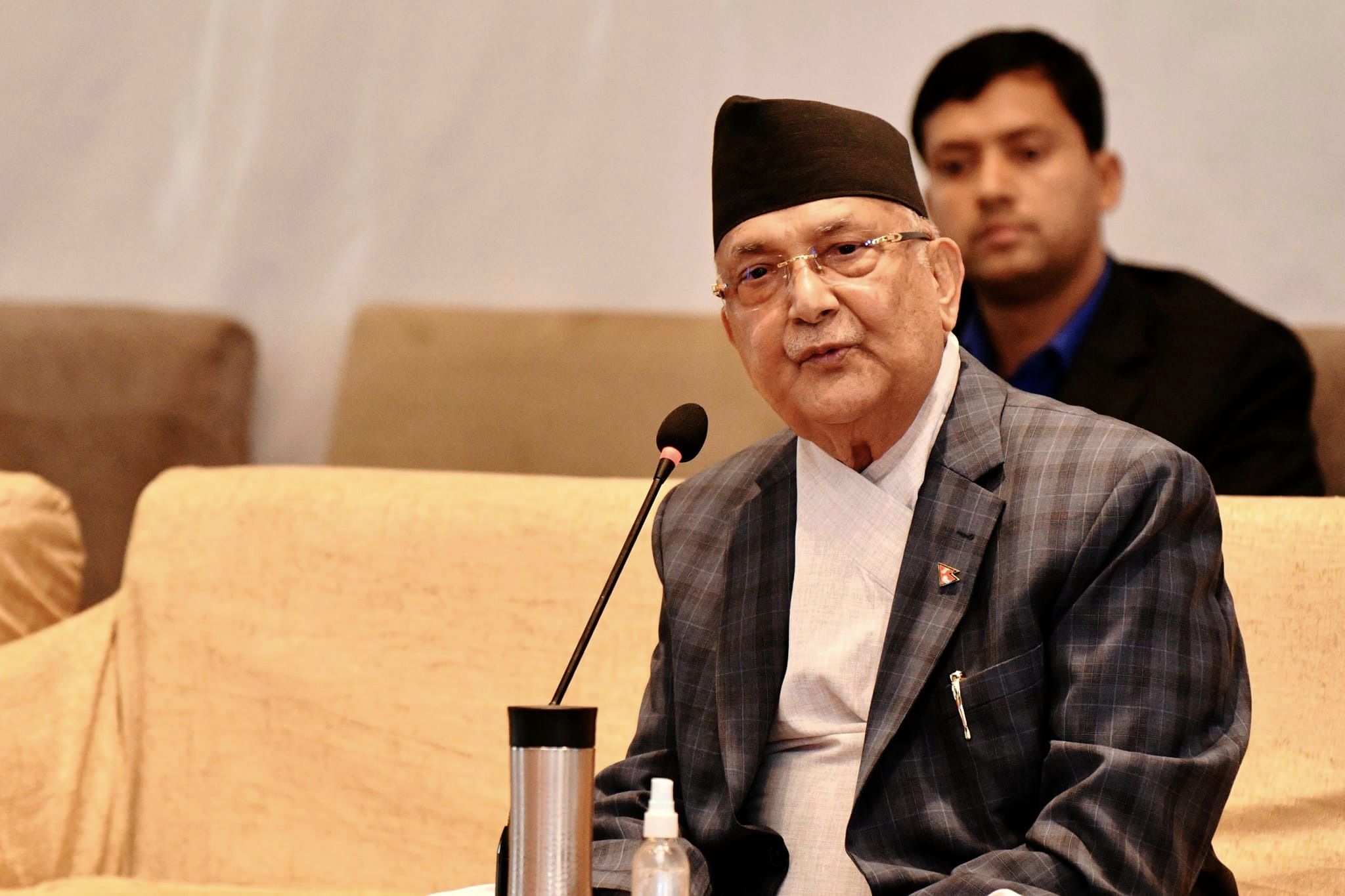 एमाले नुन खाएकाे कुखुरा जस्ताे भयाे भन्दैछन्, संसदमा कडाइका साथ प्रस्तुत हुनुस् : ओली